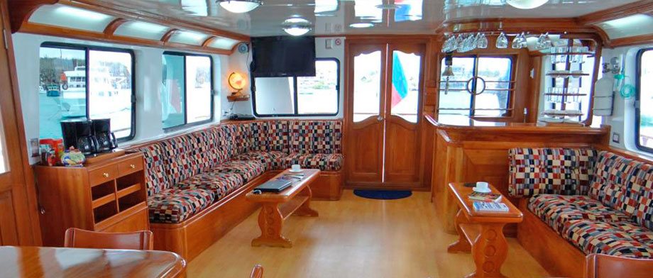 Loungebar an Bord der Angelito I