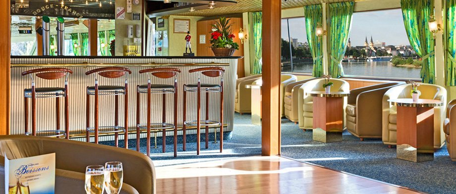 Lounge der MS Douce France mit Tanzfläche