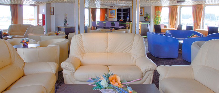 Lounge der MS La Belle de l'Adriatique mit Klaviermusik
