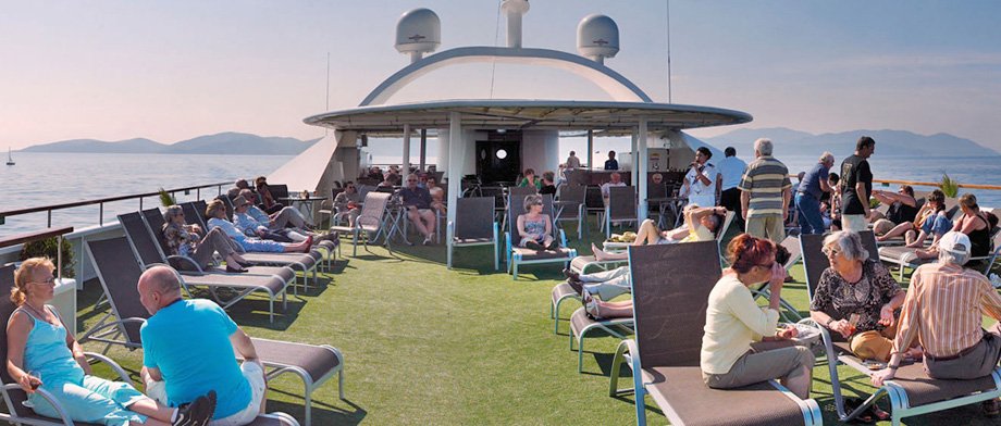 Sonnendeck mit Sonnenliegen der MS La Belle de l'Adriatique