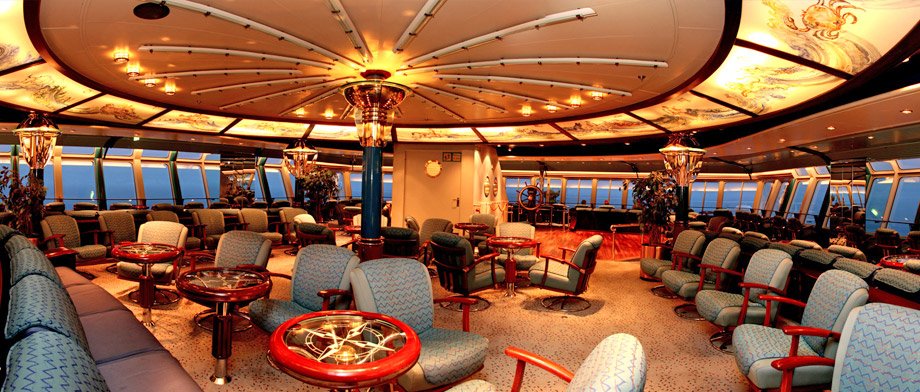 Sightseeing im Panorama-Salon an Bord der MS Nordkapp