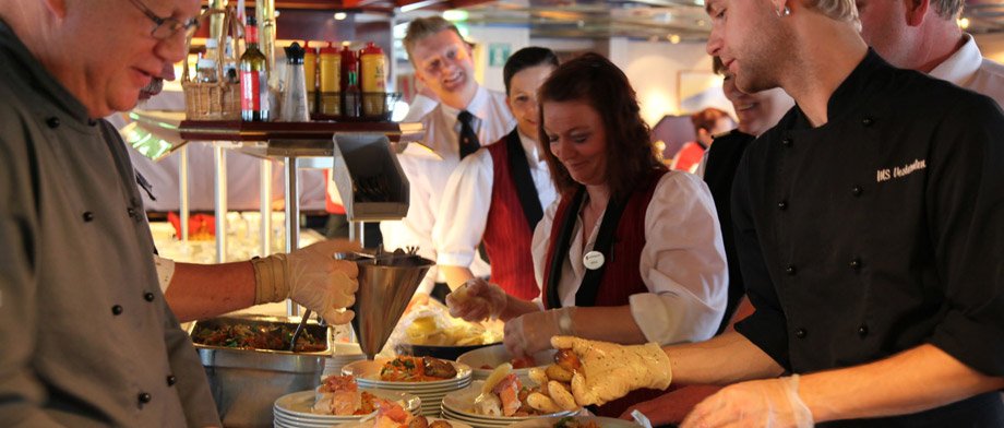 Buffetrestaurant an Bord der MS Vesterålen