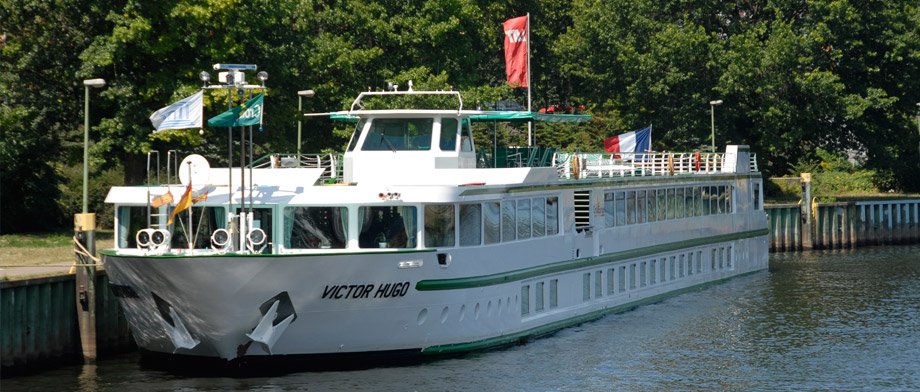 Großes Deck der MS Victor Hugo mit Sonnenliegen