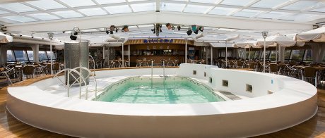 Helios Pool Bar von Celestyal Cruises