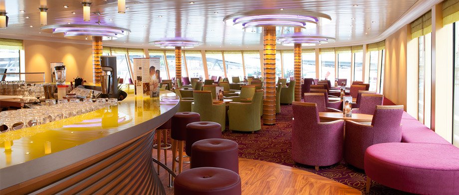 Auf ein erfrischendes Getränk in die Panorama Bar der A-ROSA Flora