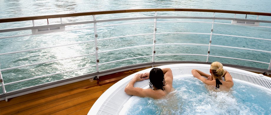 Vergnügliche und erholsame Momente auf dem Pooldeck der A-ROSA Flora