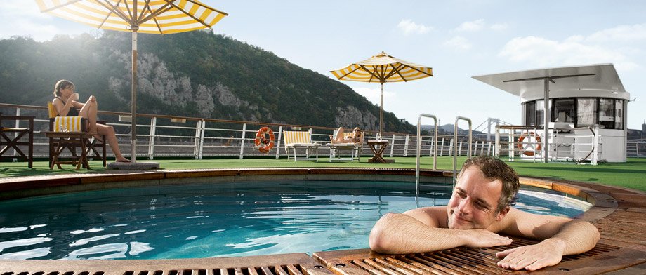 Relaxen an Deck der A-ROSA Stella: Sonnensegel und Pool