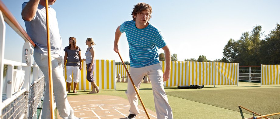 Unterhaltsame Momente beim Shuffleboard an Deck der A-ROSA Bella