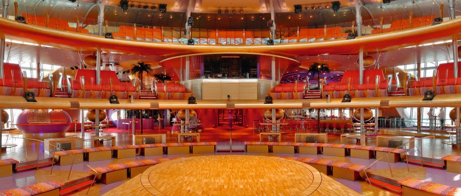 Bühnengeschehen im Theatrium der AIDAbella