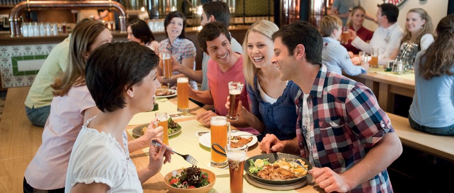 Gesellige Speiseerlebnisse im Brauhaus der AIDAblu