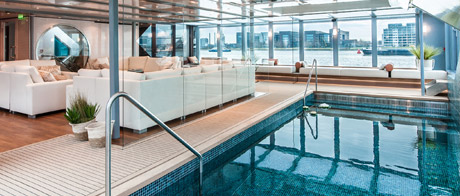 Schwimmbad auf der MS Amadeus Queen