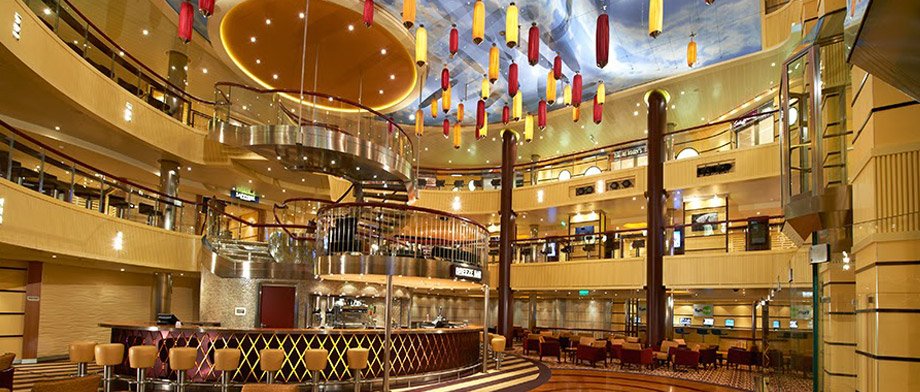 Weitläufiges Atrium der Carnival Breeze