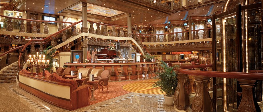 Lachen, Tanzen und Staunen im Atrium an Bord der Carnival Pride