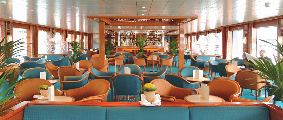 Lounge Bar der MS Amethyst mit Panoramablick