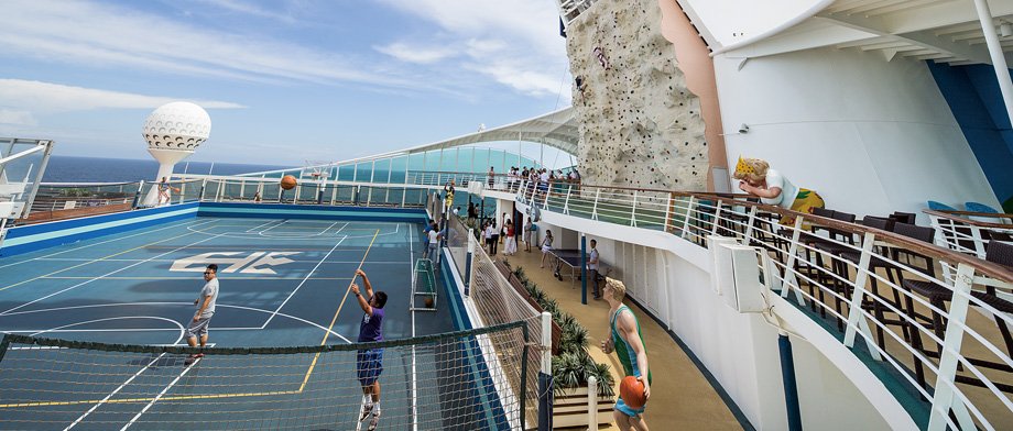 Sportdeck mit Kletterwand und Basketballfeld auf der Explorer of the Seas