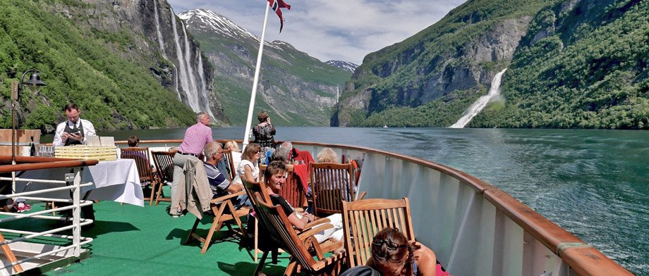 Auf bequemen Liegestühlen die Aussicht an Bord der MS Lofoten genießen