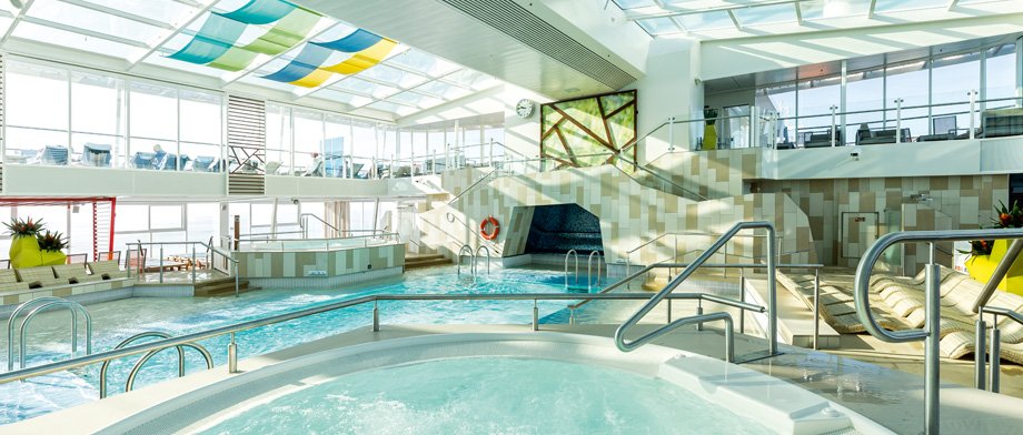 Der Innenpool von Mein Schiff 4 – Badespaß bei jedem Wetter