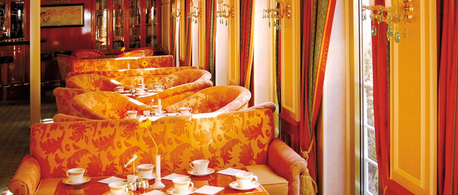 Elegante Bar der MS Casanova mit Panoramablick