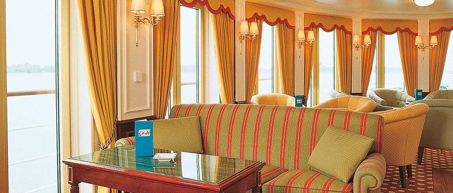 Elegante Lounge der MS Katharina von Bora