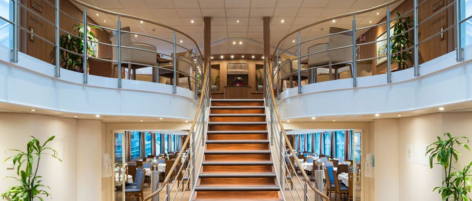 Atrium der MS Rhein Melodie mit prachtvollem Treppenaufgang