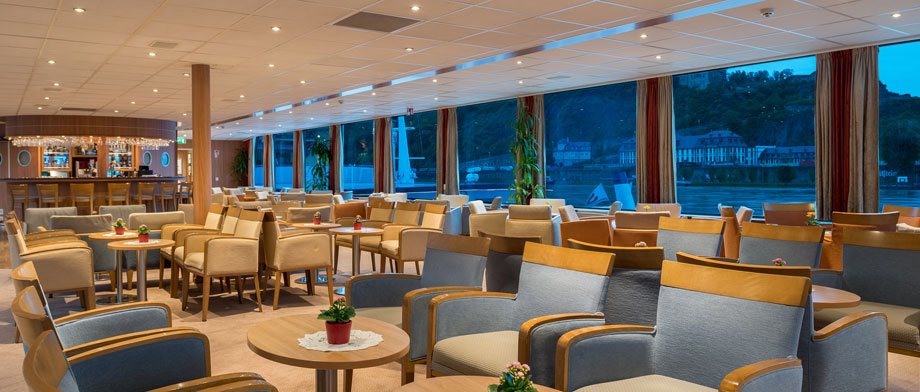 Lounge der MS Rhein Melodie mit Bar