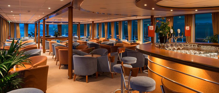 Stilvolle Bar der MS Seine Comtesse mit Lounge-Sesseln