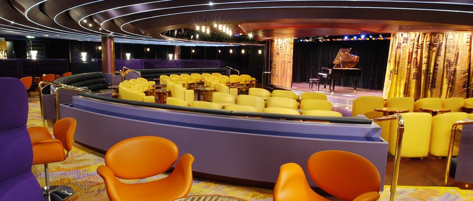 Clubatmosphäre in der Queen‘s Lounge der MS Oosterdam