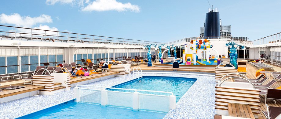 Pooldeck an Bord der MSC Armonia