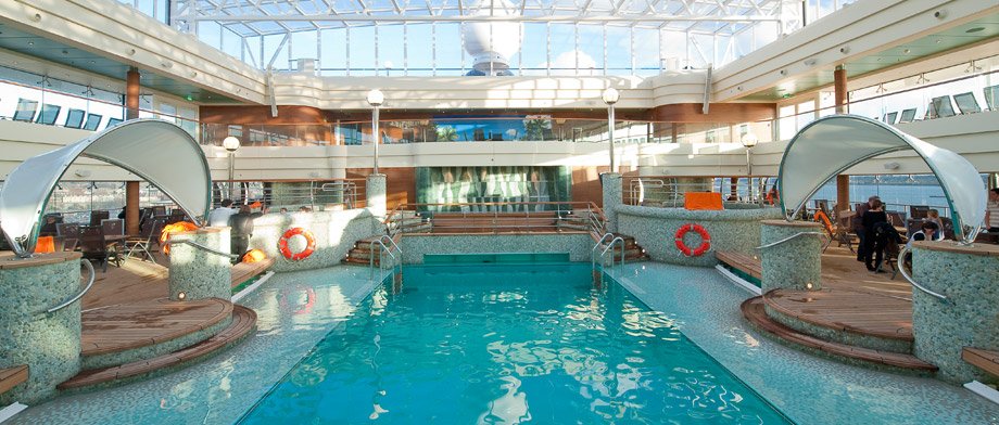 Pooldeck an Bord der MSC Magnifica