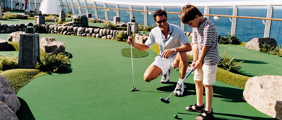 Eine Partie Minigolf an Bord der Navigator of the Seas