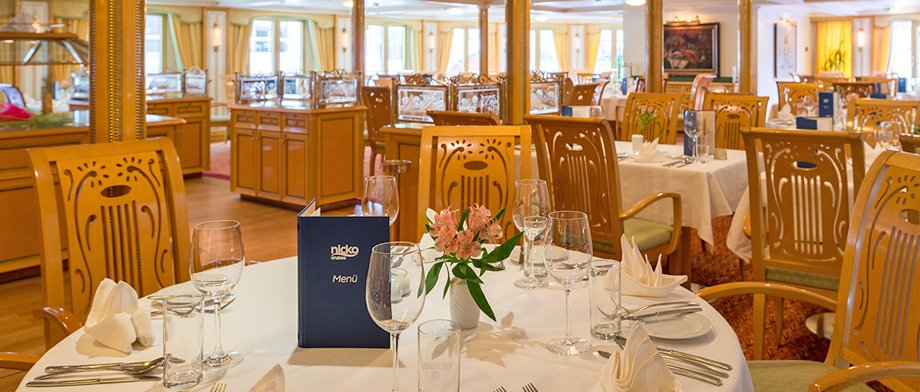 Panorama Restaurant auf einem Schiff von Nicko Cruises