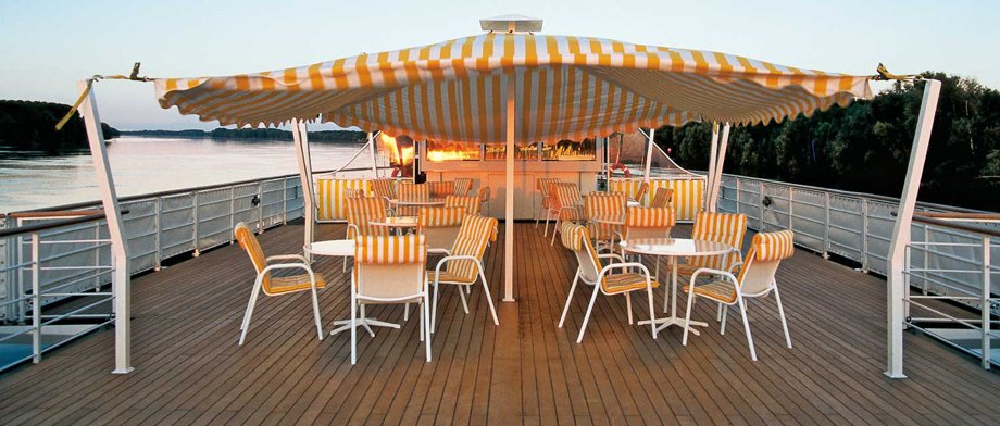 An der frischen Luft die Aussicht genießen mit Nicko Cruises
