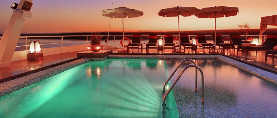 Großzügiges Sonnendeck der Nile Adventurer mit Pool