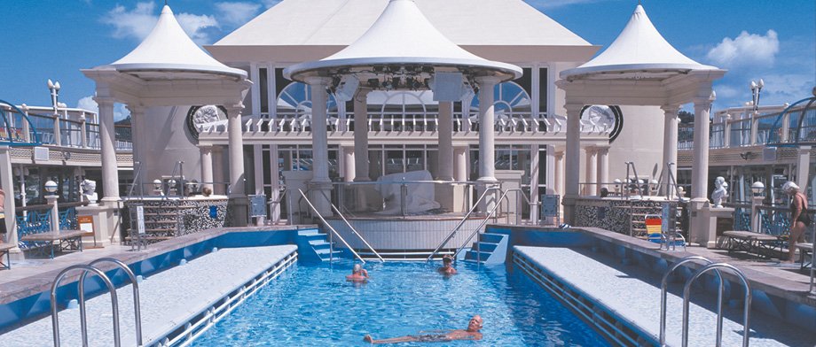 Exklusiver Badespaß auf dem Tivoli Pooldeck der Norwegian Spirit