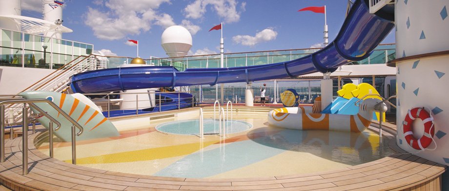 Pool für den Nachwuchs mit Wasserrutsche an Bord der Serenade of the Seas