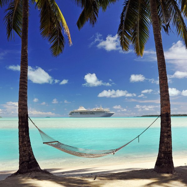 Strand mit Blick auf Kreuzfahrtschiff